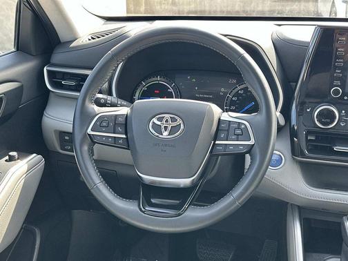 Magnetic Gray Metallic 2021 Toyota Highlander Hybrid XLE