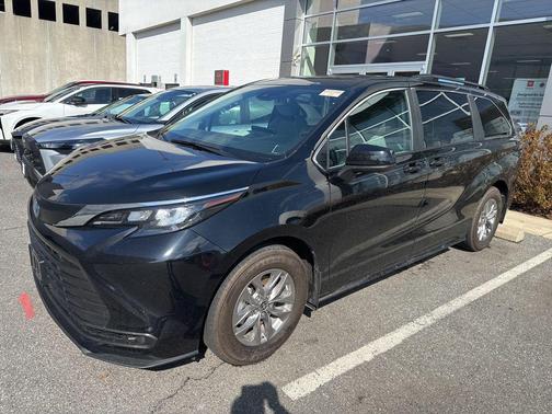 Midnight Black Metallic 2025 Toyota Sienna LE