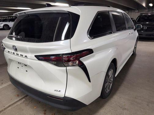 Wind Chill Pearl 2026 Toyota Sienna XLE