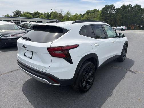 Summit White 2025 Chevrolet Trax LT