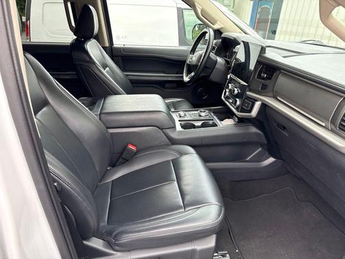 Oxford White 2024 Ford Expedition XLT