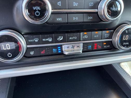 Oxford White 2024 Ford Expedition XLT