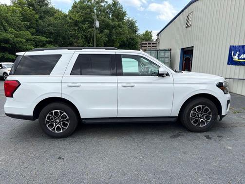 Oxford White 2024 Ford Expedition XLT