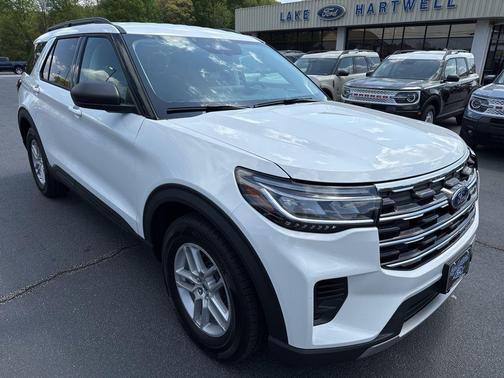 Star White Metallic Tri-Coat 2026 Ford Explorer Active
