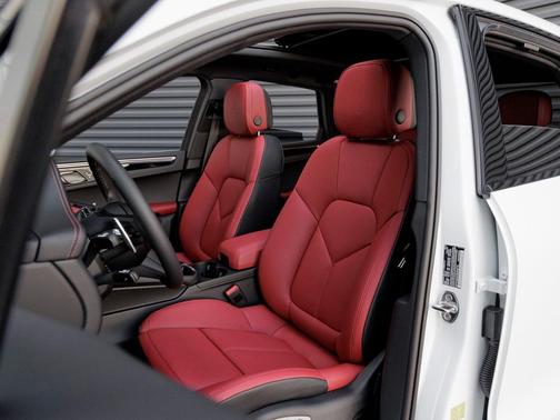 2025 Porsche Macan T