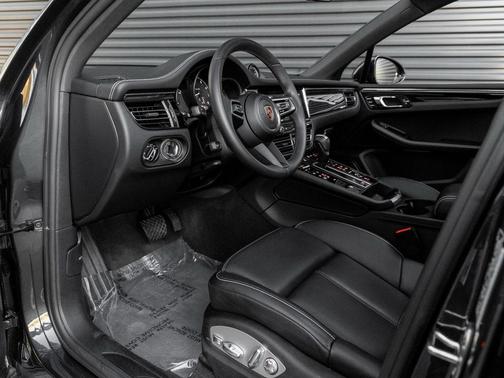 2025 Porsche Macan T