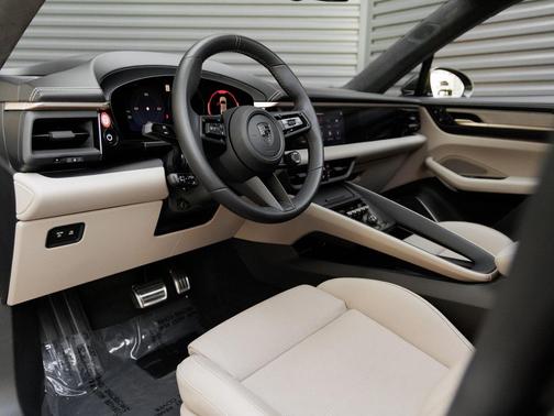 2024 Porsche Macan Turbo