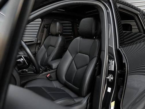 2022 Porsche Macan Base