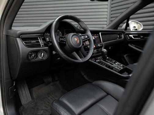 2025 Porsche Macan T