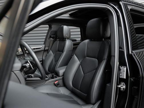 2023 Porsche Macan T