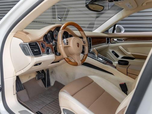 Carrara White Metallic 2016 Porsche Panamera 4