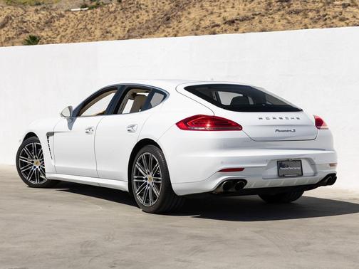 Carrara White Metallic 2016 Porsche Panamera 4