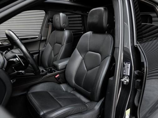 2023 Porsche Macan Base