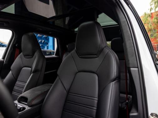 Cashmere Beige Metallic 2026 Porsche Cayenne GTS