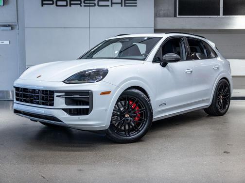 Cashmere Beige Metallic 2026 Porsche Cayenne GTS