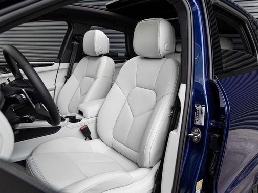 Blue Metallic 2026 Porsche Macan Macan