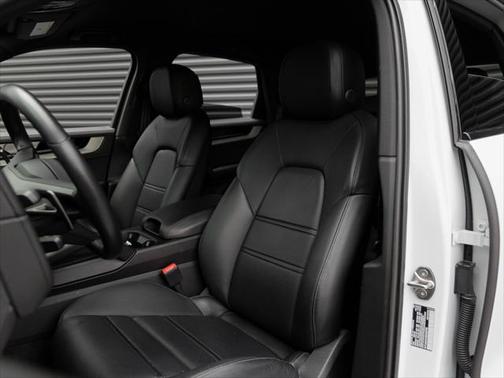 2024 Porsche Cayenne Base (Tiptronic)