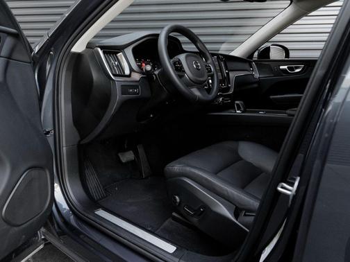 2024 Volvo XC60 Recharge Plug-In Hybrid T8 Plus Dark Theme