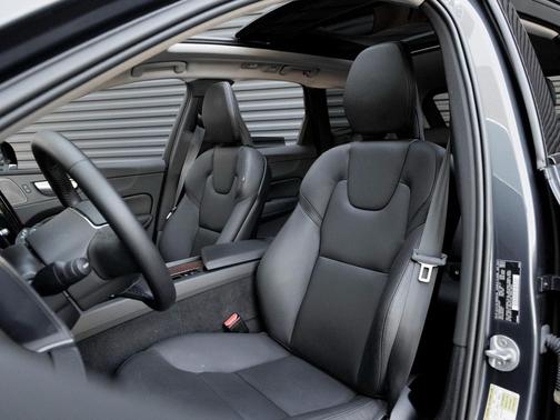 2024 Volvo XC60 Recharge Plug-In Hybrid T8 Plus Dark Theme