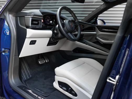 Gentian Blue Metallic 2025 Porsche Macan Macan Electric 4