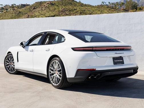 2026 Porsche Panamera 4