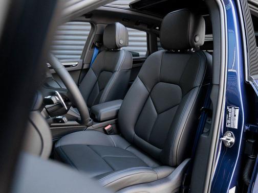 Gentian Blue Metallic 2025 Porsche Macan Macan