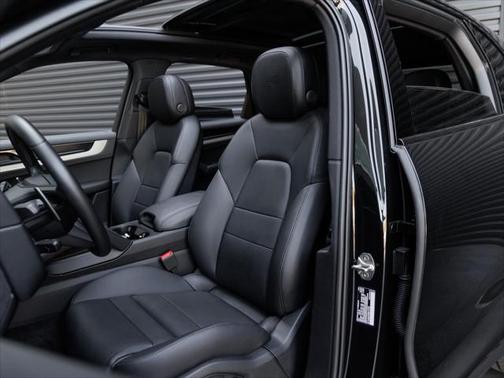 2024 Porsche Cayenne Base (Tiptronic)