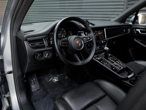 2022 Porsche Macan Base