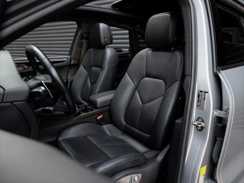 2022 Porsche Macan Base