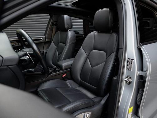 2022 Porsche Macan Base (PDK)