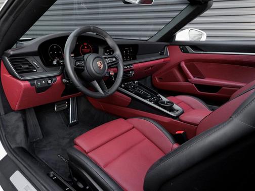 2025 Porsche 911 Carrera