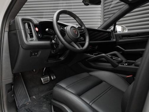 2025 Porsche Cayenne GTS