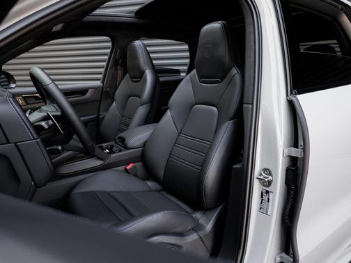 2025 Porsche Cayenne GTS