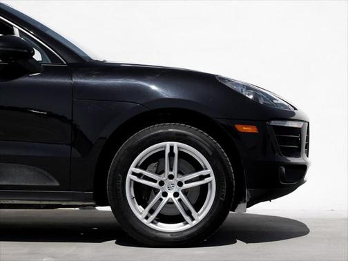 Jet Black Metallic 2018 Porsche Macan Macan