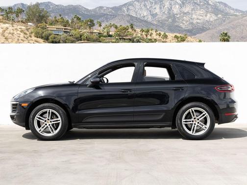 Jet Black Metallic 2018 Porsche Macan Macan