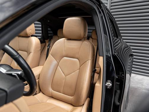 Jet Black Metallic 2018 Porsche Macan Macan