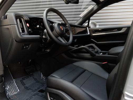 Chalk 2026 Porsche Cayenne Cayenne