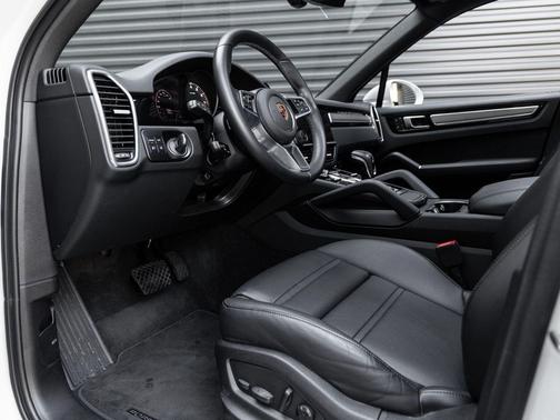White 2023 Porsche Cayenne Platinum Edition