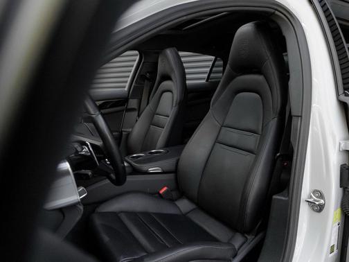 2023 Porsche Panamera Platinum Edition