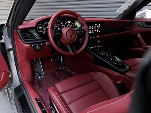 2022 Porsche 911 Carrera 4 GTS