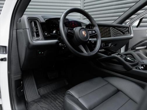 2024 Porsche Cayenne Base (Tiptronic)