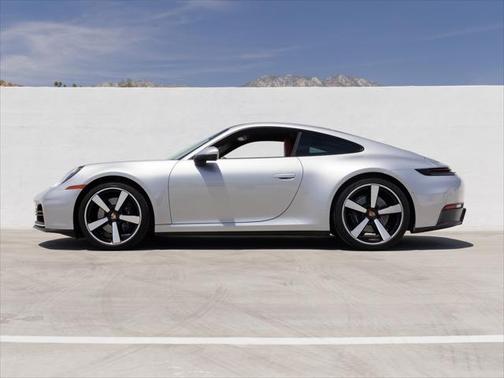 2025 Porsche 911 Carrera