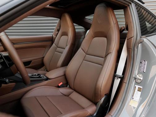 2025 Porsche 911 Carrera 4 GTS