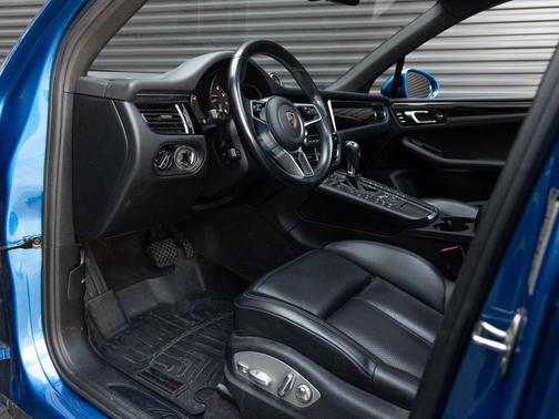 Sapphire Blue Metallic 2021 Porsche Macan Macan