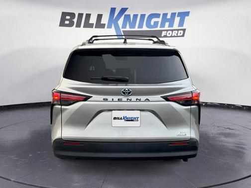 2021 Toyota Sienna XLE 7 PASSENGER