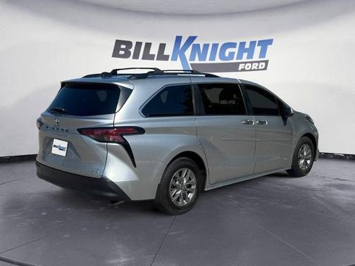 2021 Toyota Sienna XLE 7 PASSENGER
