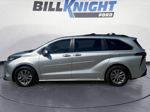 2021 Toyota Sienna XLE 7 PASSENGER