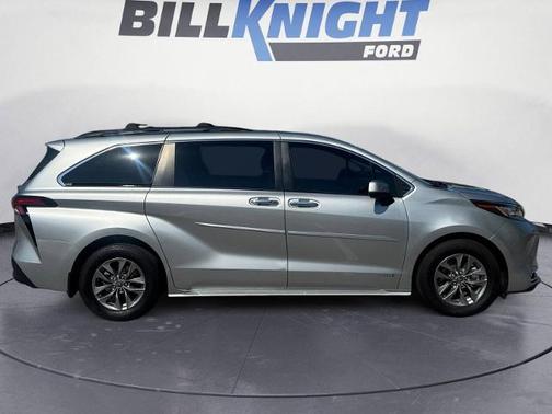 2021 Toyota Sienna XLE 7 PASSENGER