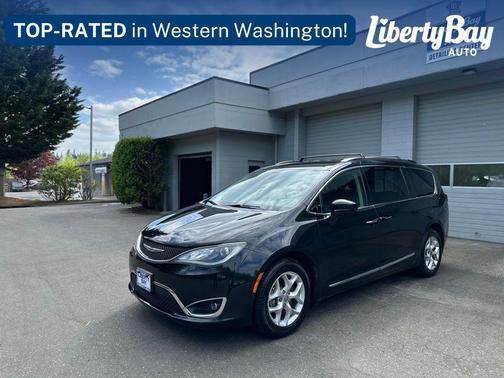Brilliant Black Crystal Pearlcoat 2017 Chrysler Pacifica Touring-L