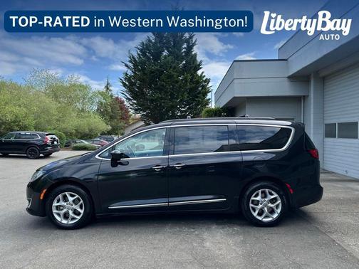 Brilliant Black Crystal Pearlcoat 2017 Chrysler Pacifica Touring-L